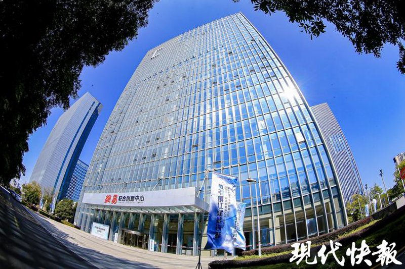 耳环的魅力：从古至今的华丽演变